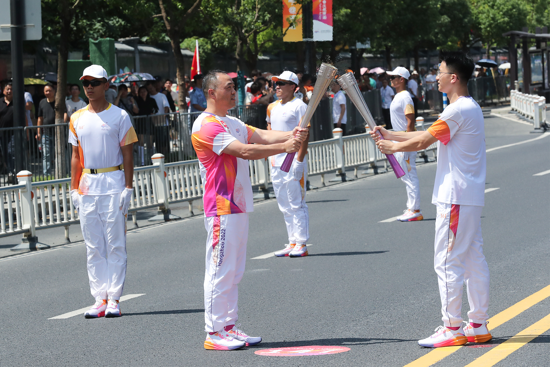 祝賀！哈爾濱優雅口腔門診部創始人(rén)陳俊參加第19屆杭州亞運會火(huǒ)炬傳遞